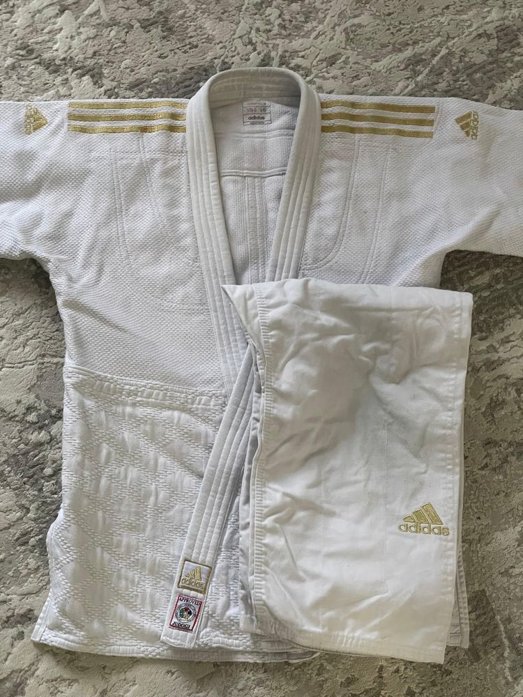 Продам кимоно в хорошем состояние