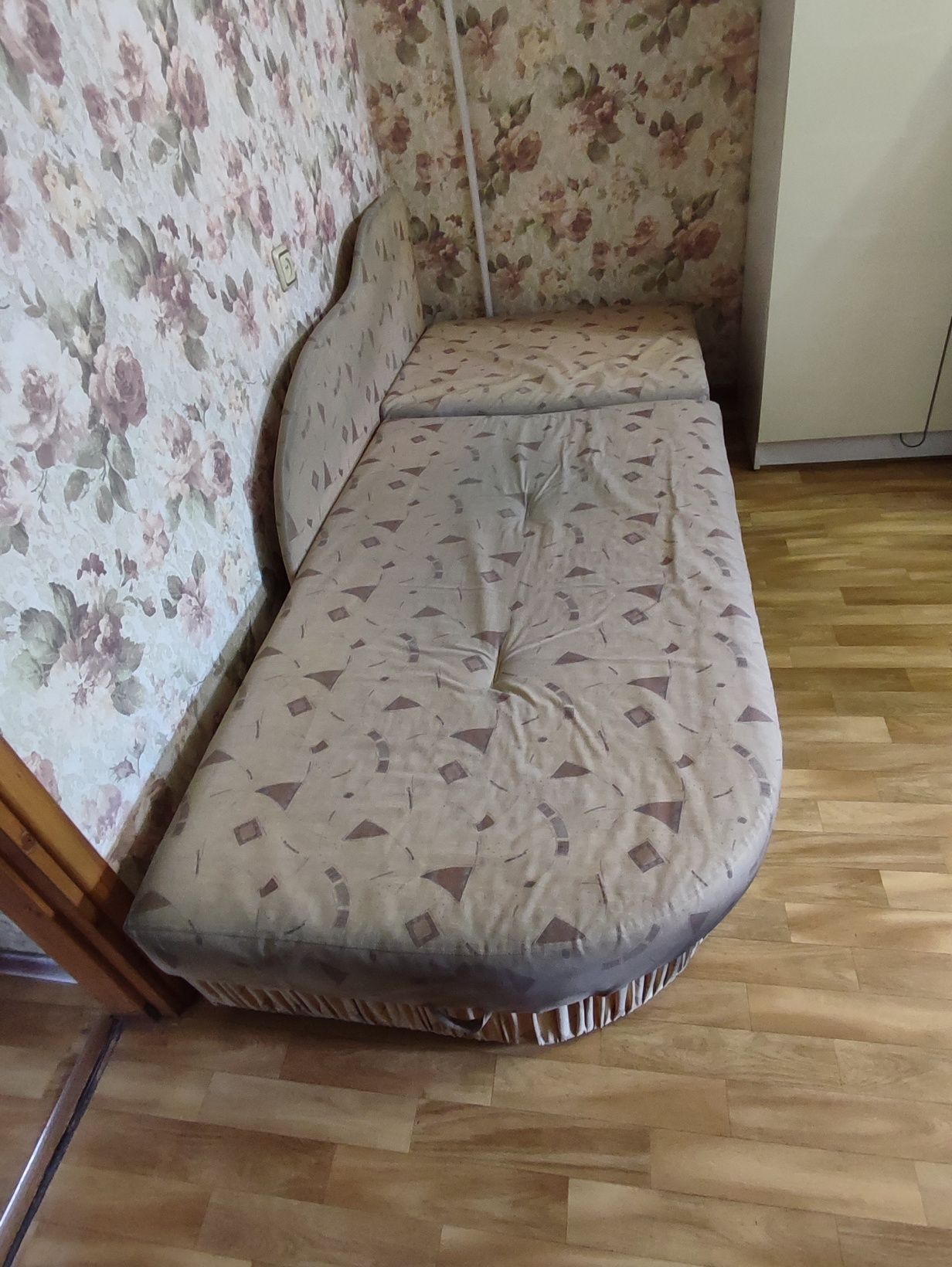 Диван - кровать с ящиком для хранения вещей