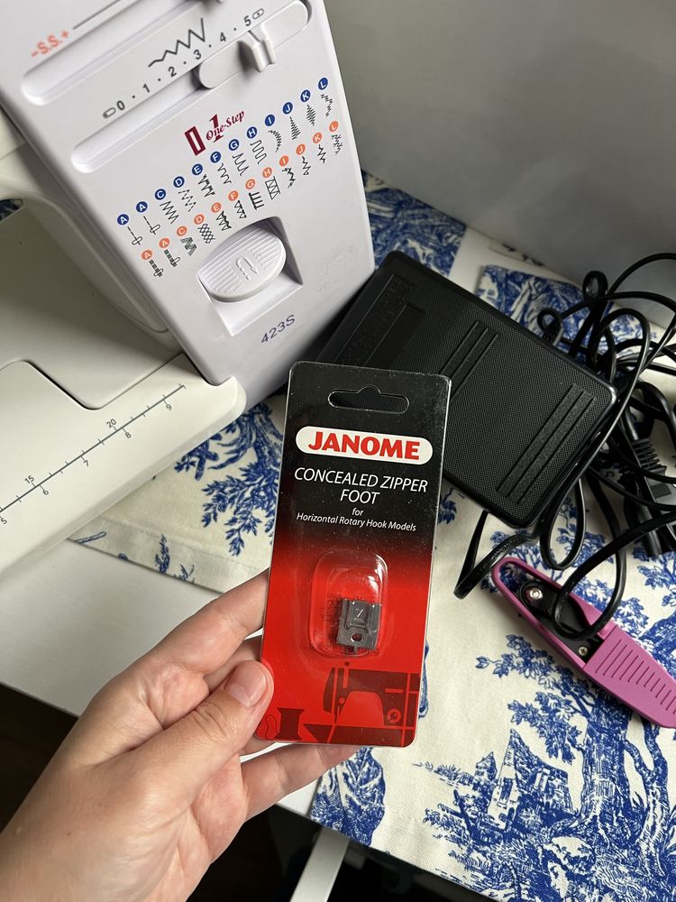 Абсолютно новая швейная машинка  janome 423s