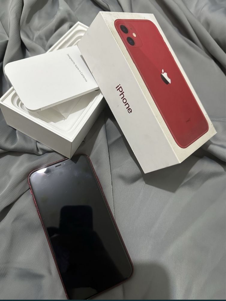 Iphone 11 красный цвет память 64гб каробка зарядчик есть