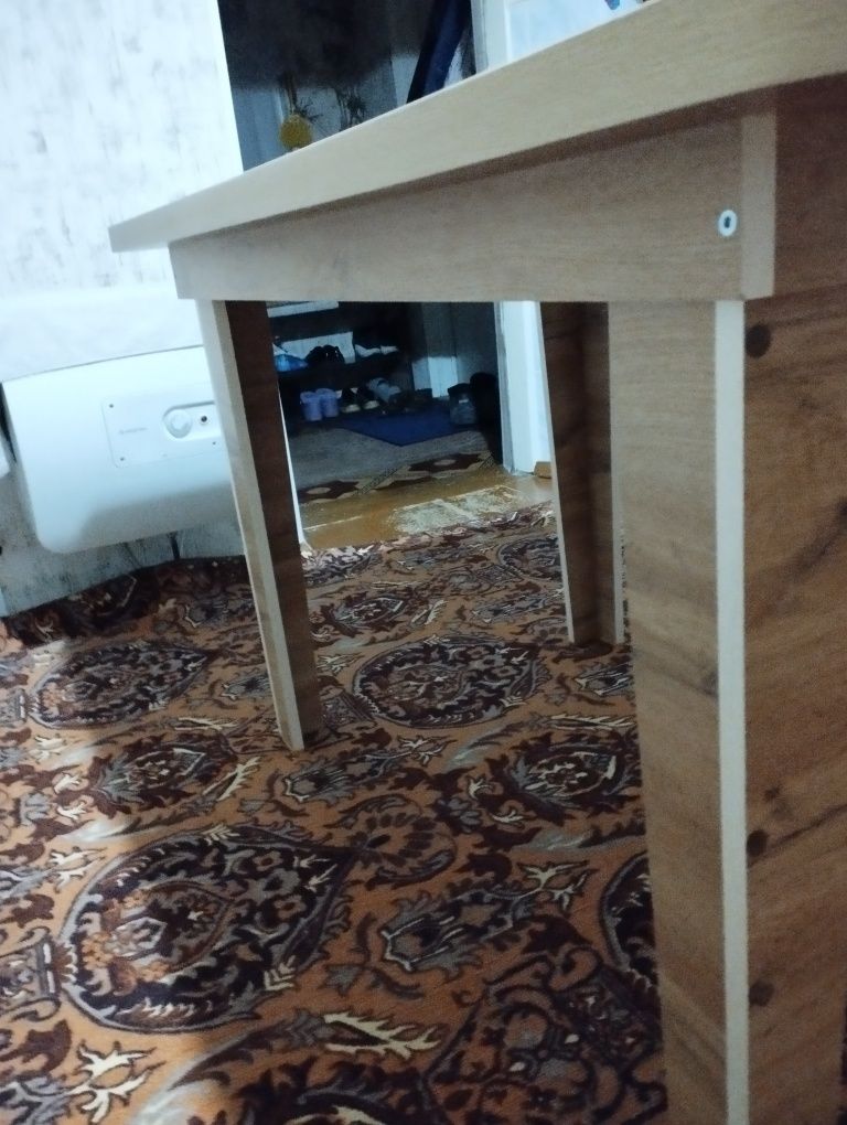 Продам кухонный стол.