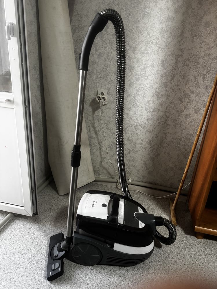 Пылесос Bosch BWD41740 фиолетовый