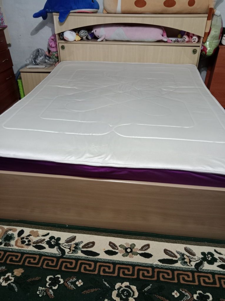 Тахта с двумя тумбочками с матрасом