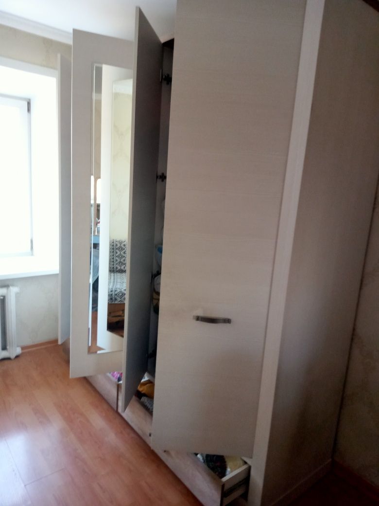 Продам  вместительный шкаф.