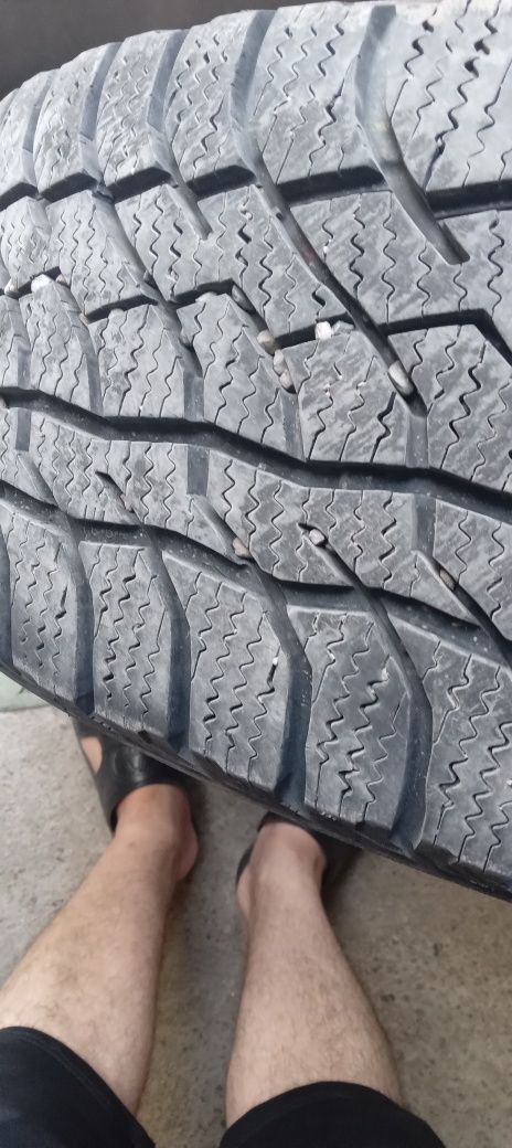 Продам шины зимние 235/60/18