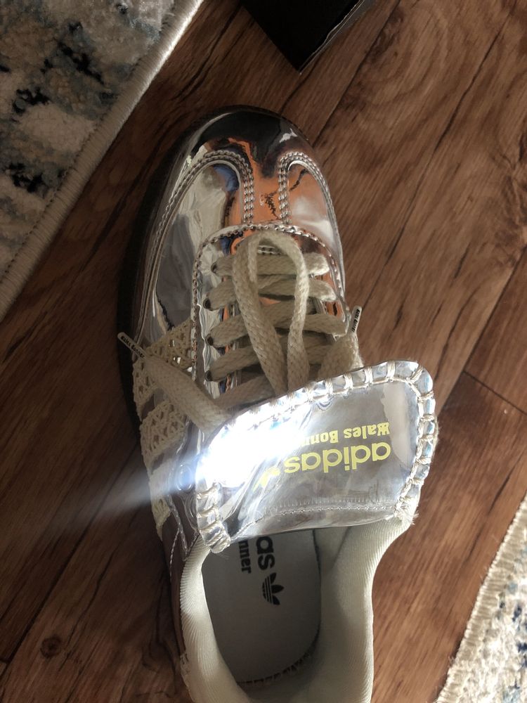 Продам кроссовки adidas имеется коробка пыльник еще одна пара шнурков