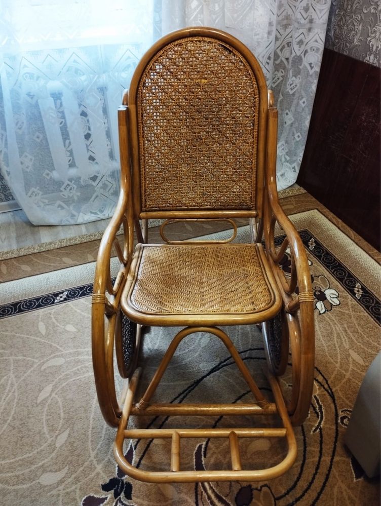 Продам кресло-качалка ротанг
