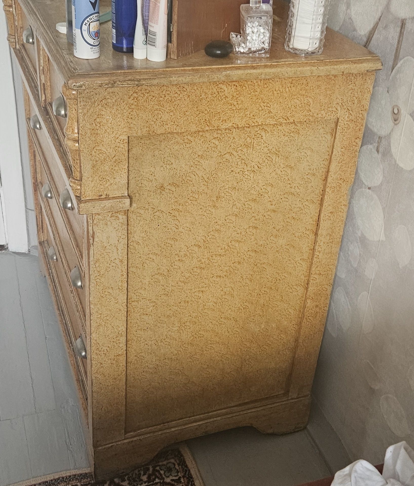 Комод ценителям антиквариата