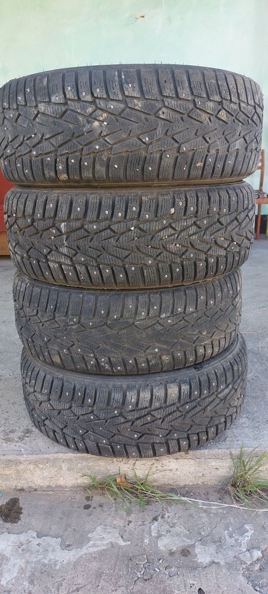 Продам автошины зимние Нокиан 215/60/17