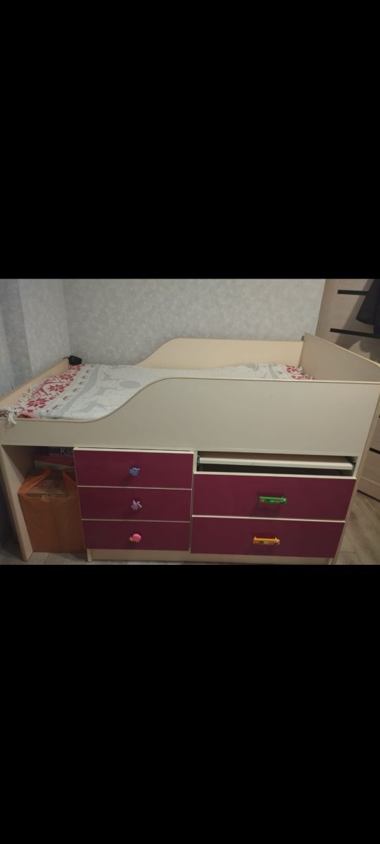 Продам детскую кроватку в хорошем состоянии есть матрас и ступенька.