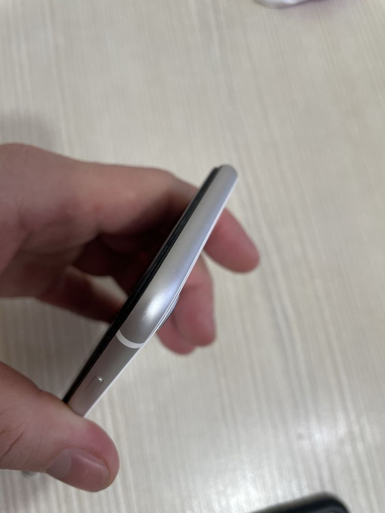 Продам Iphone SE 2020_64Gb_в _идеальном _состоянии