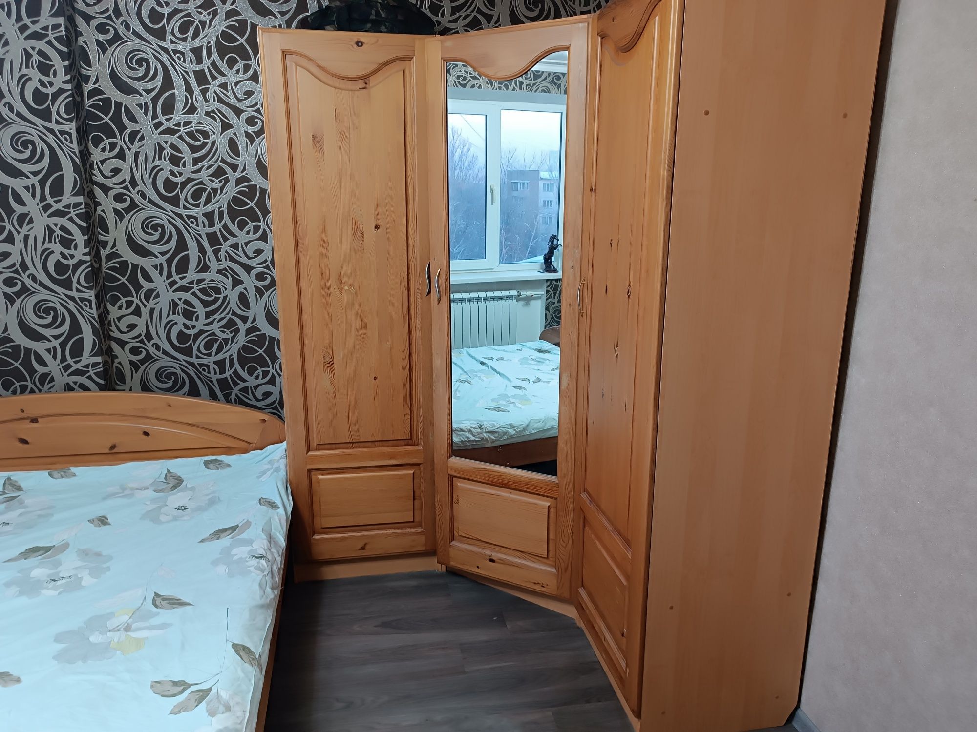 Продаю спальный гарнитур из натурального дерева