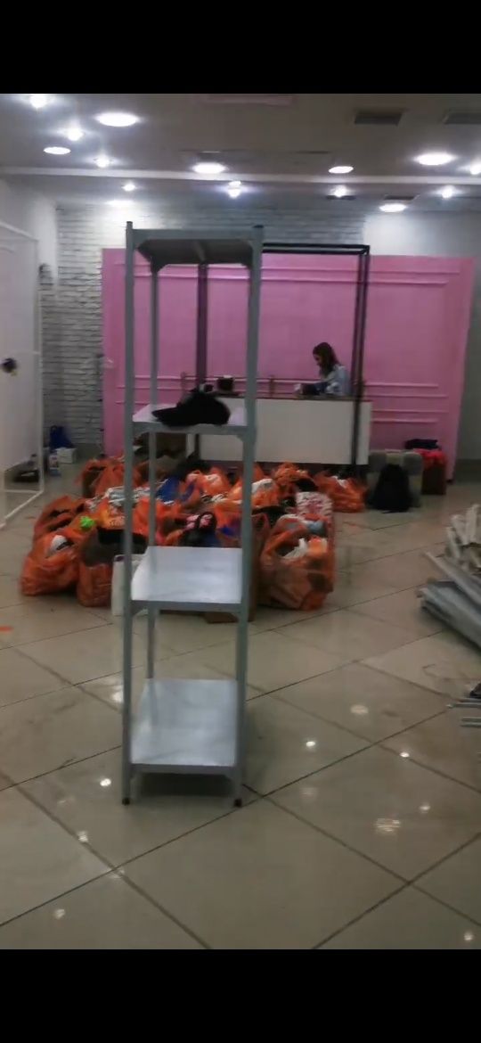 Стеллажи и вешалки для магазина одежды 17 штук