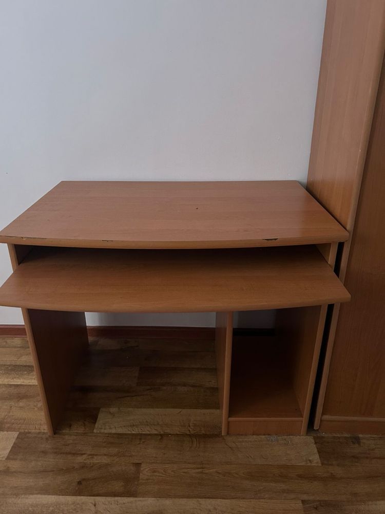Продается комод,шкаф с партой плюс к ним 2тумбочки