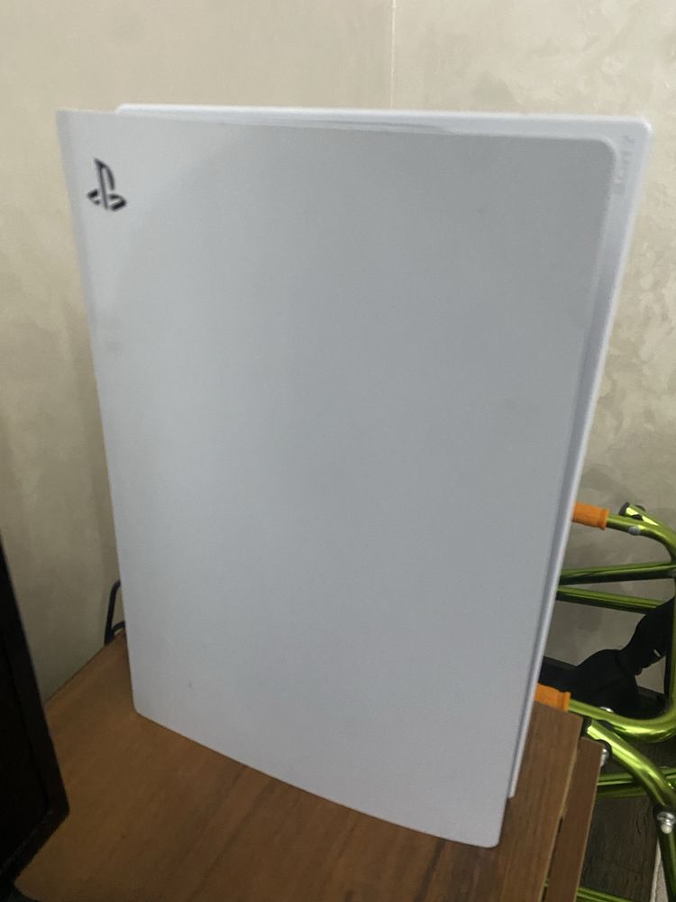 Play Station 5 с 2 играми и джостиками