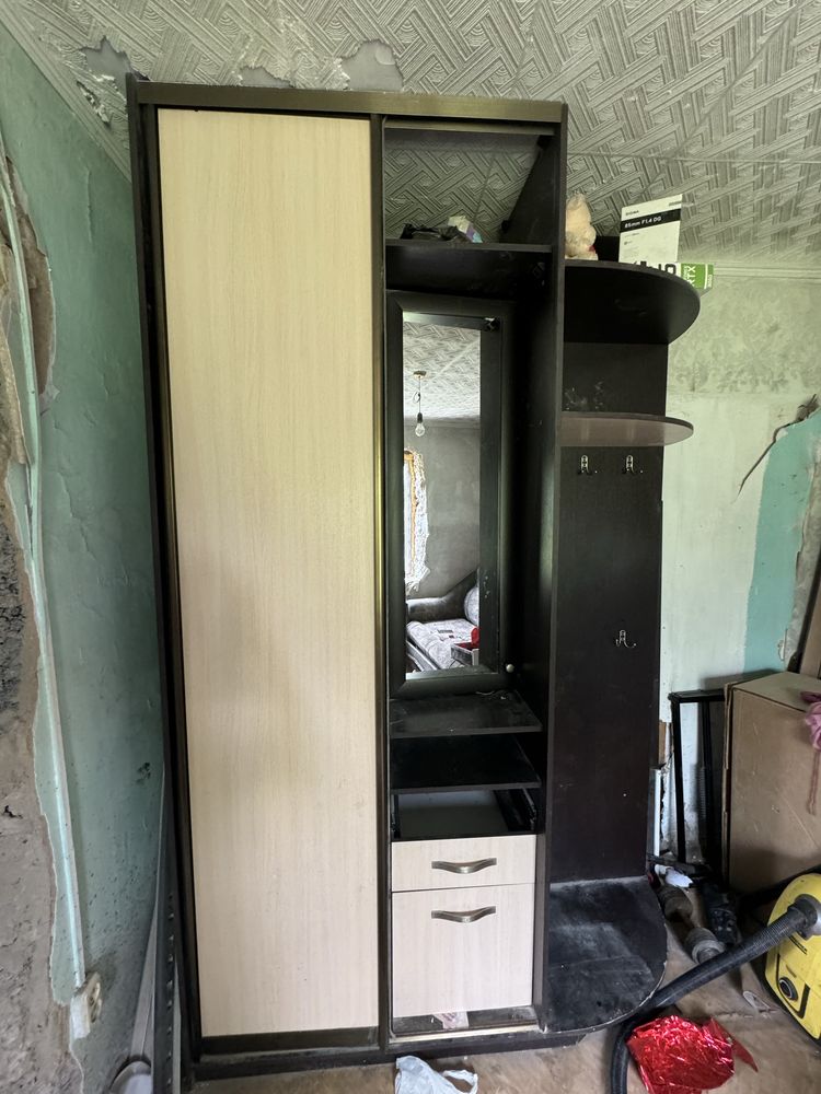 Продам шкаф в прихожую  срочно