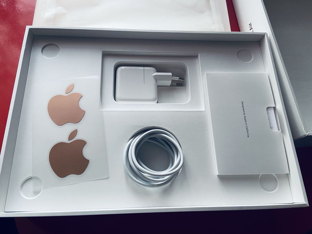 Продам MacBook Air м1, 8/256.