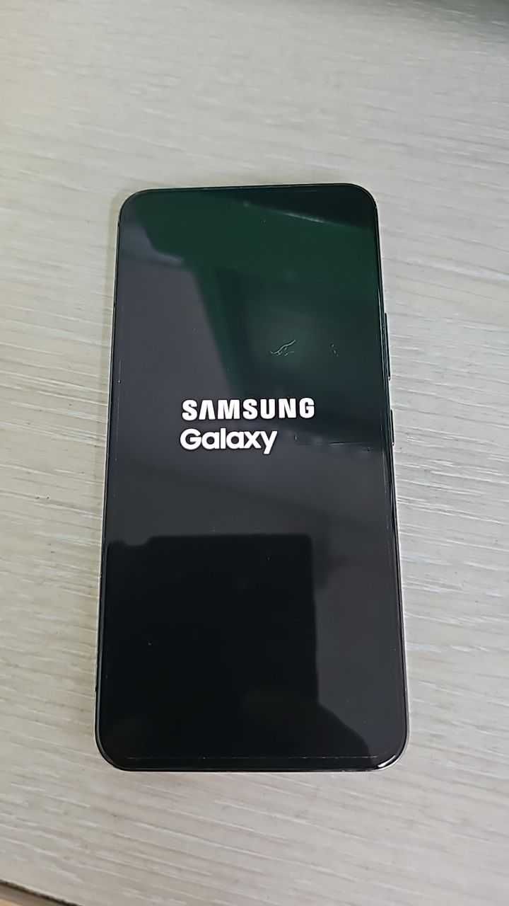 Флагман Samsung S22 в отличном. С коробкой