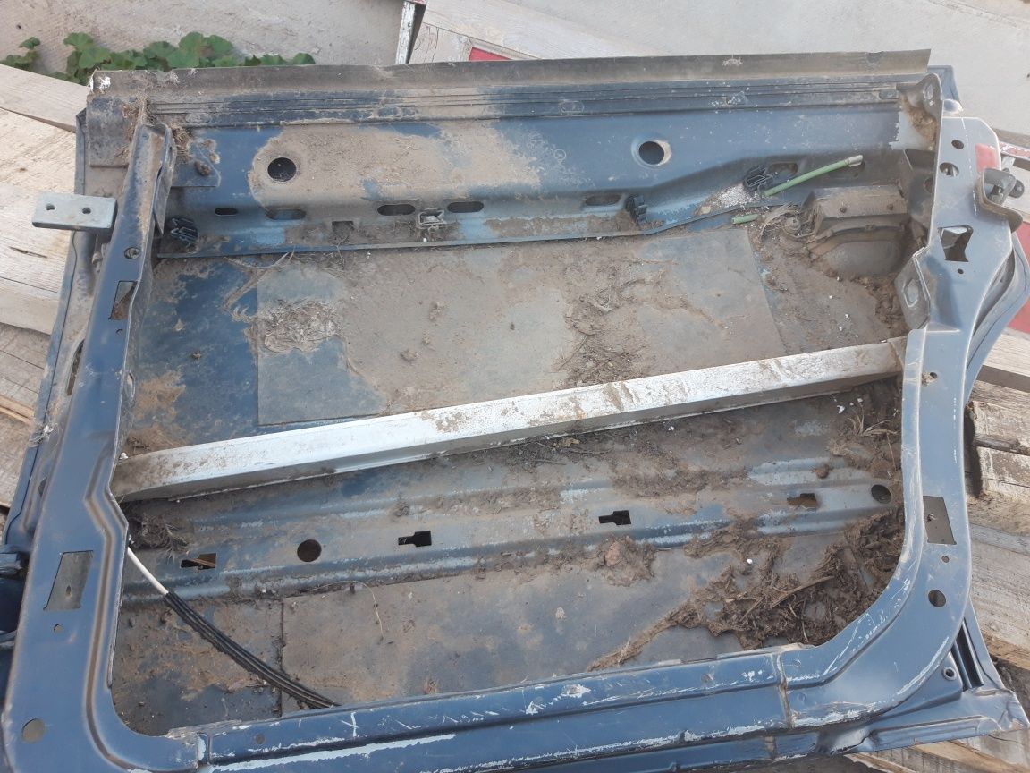 Продам заднюю правую дверь Ауди 100 с4