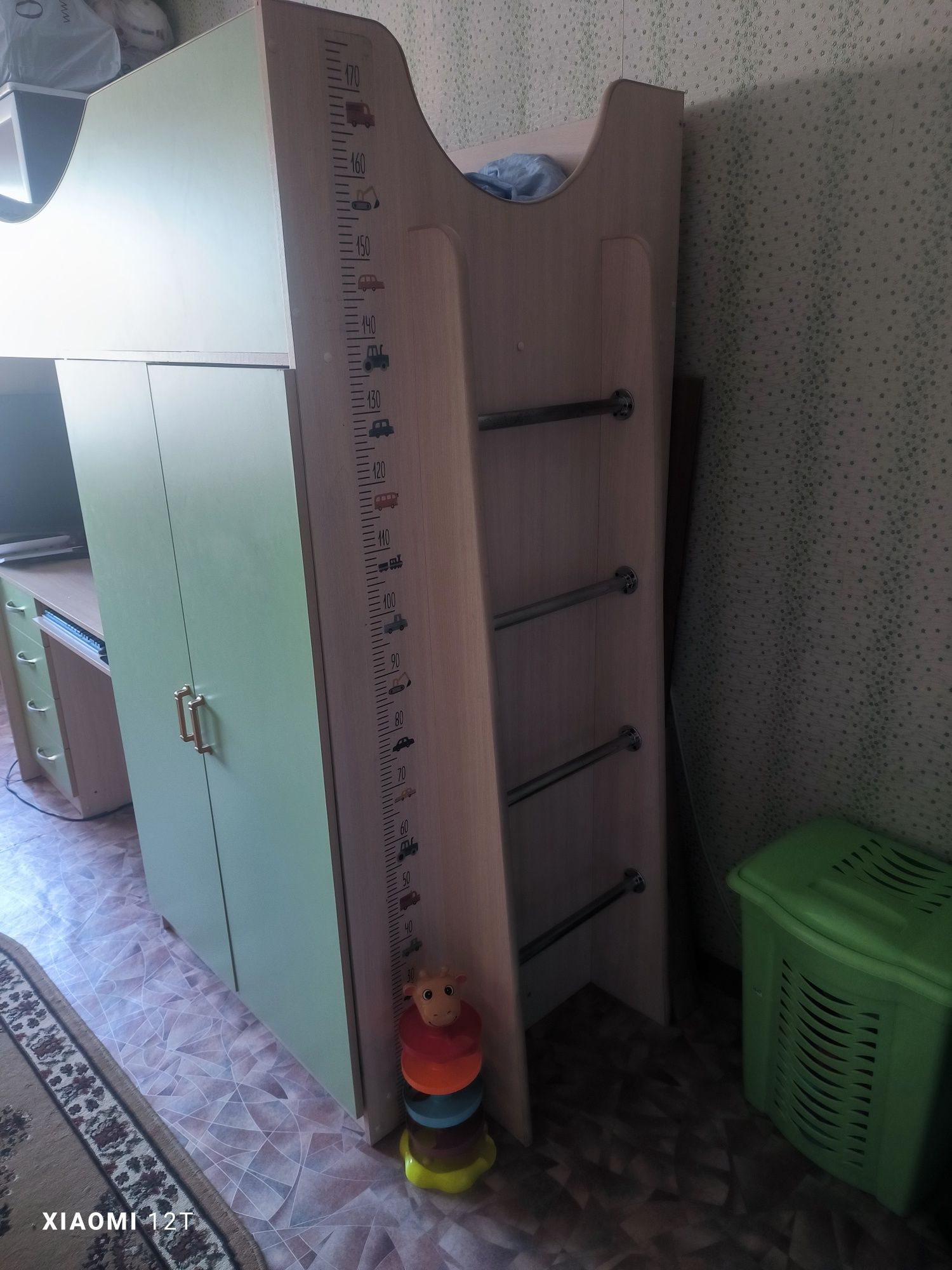 Продам двухъярусную кровать с матрасом