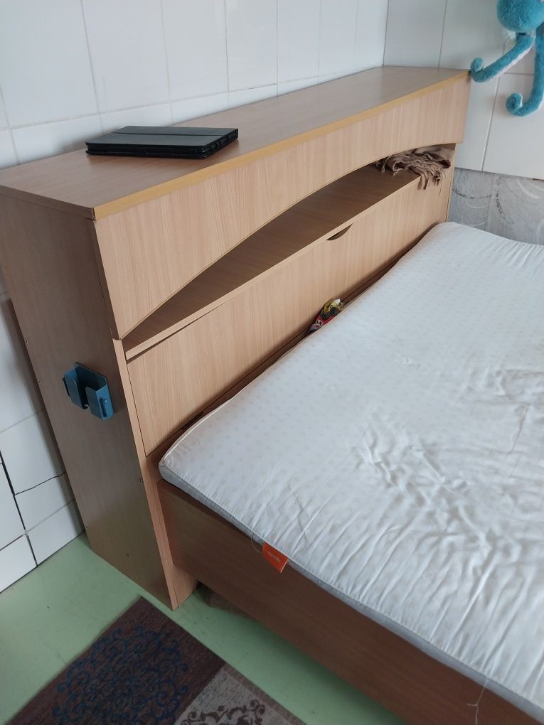 Продам кровать 140 см.в месте с матрасом ,матрас новый.