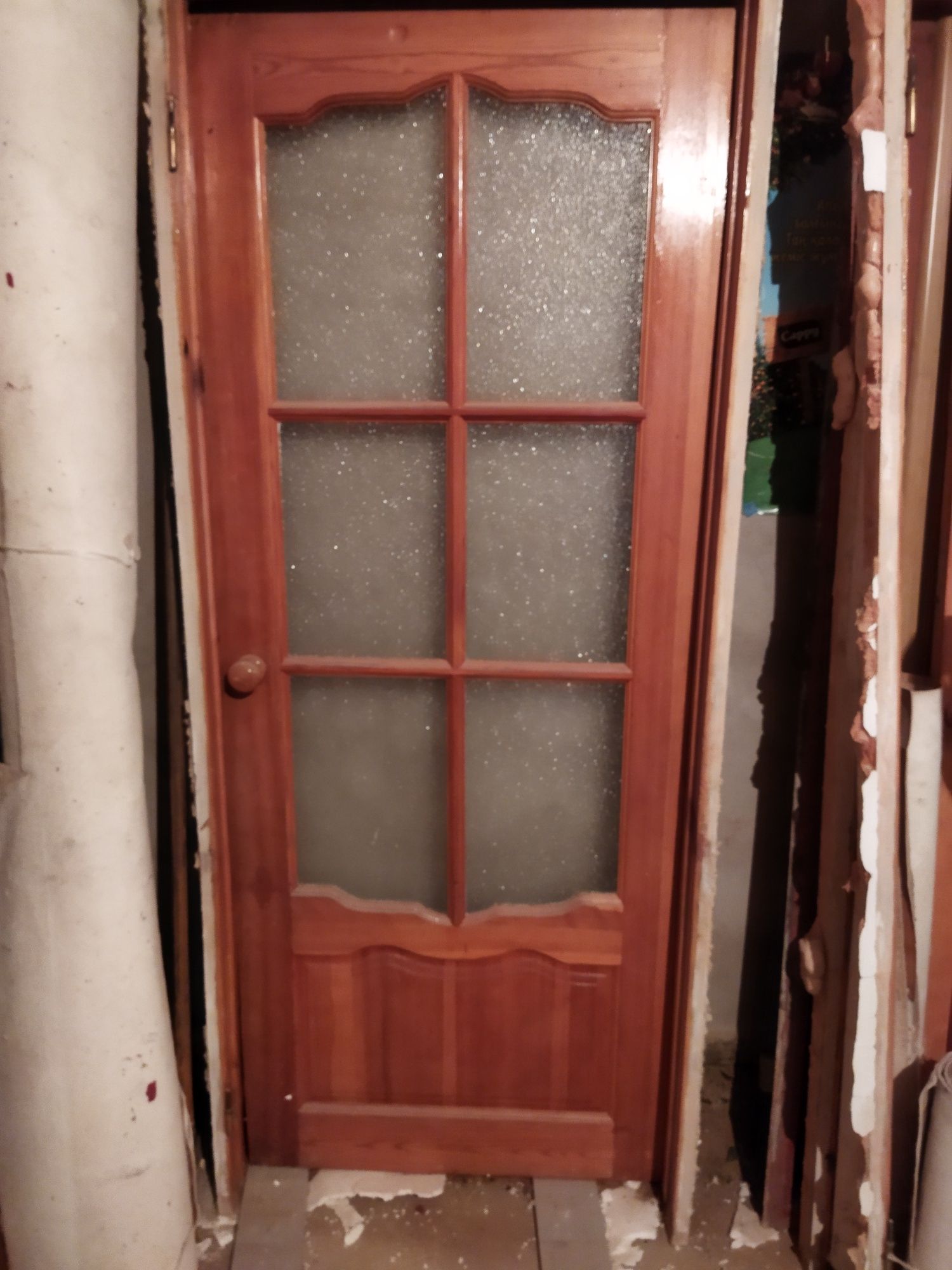 Двери из дерева межком,окна пластик дерево линолеум напольный на 80 м3