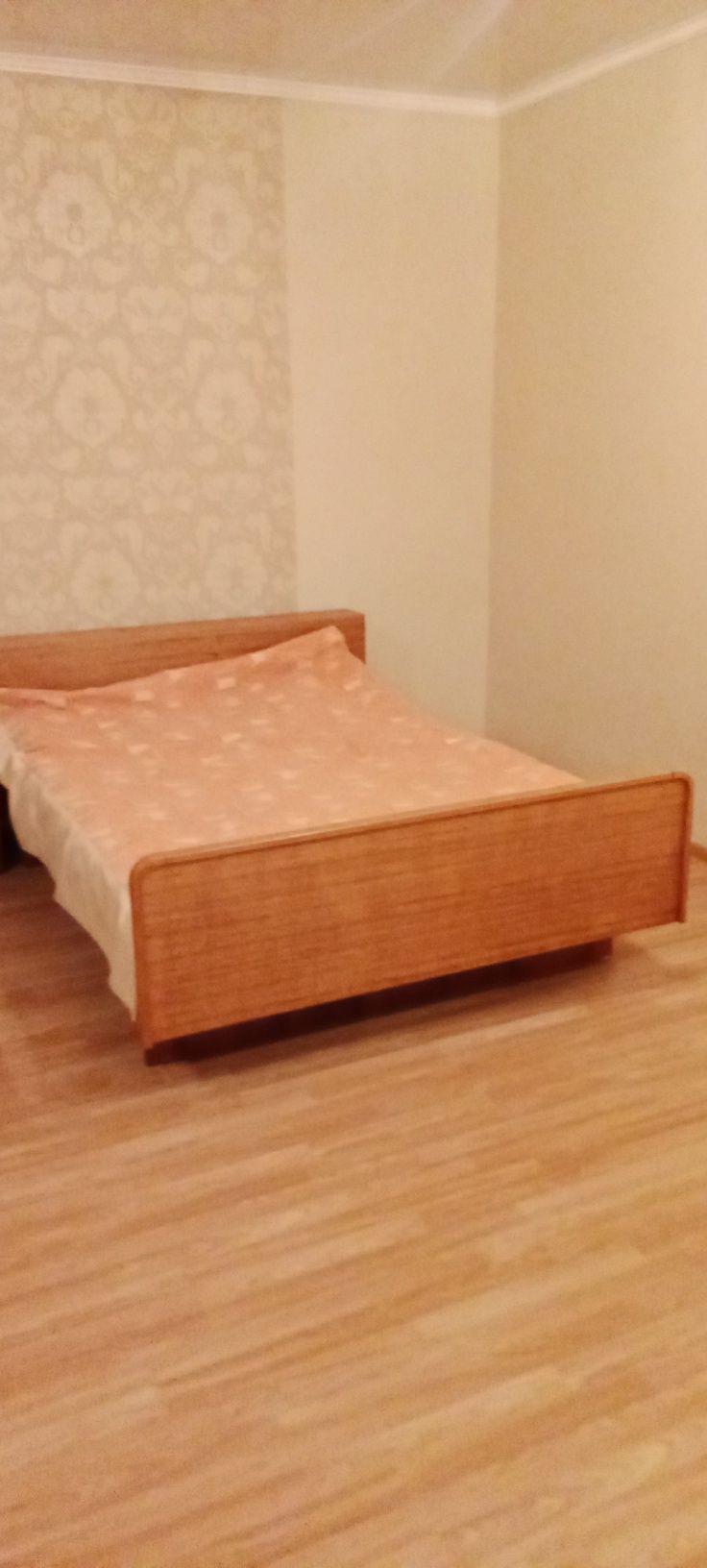 Продам спальный гарнитур .Шкаф,кровать.2 тумбочки, трюмо.