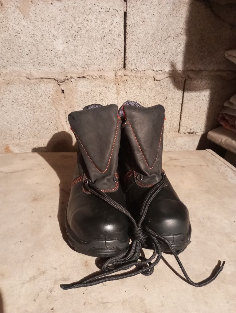 Продам сапоги новые