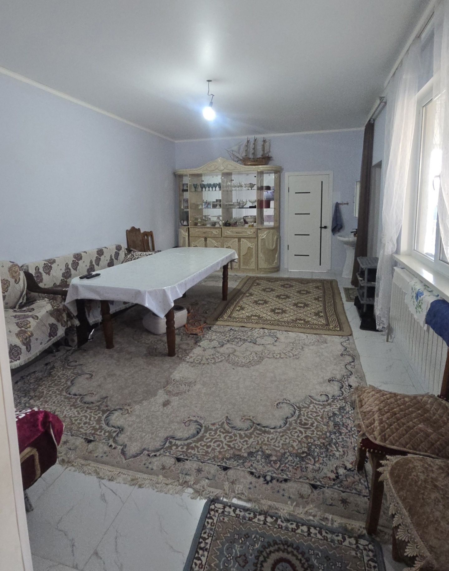 7 бөлмелі үлкен,жарық,кең үй сатылады.