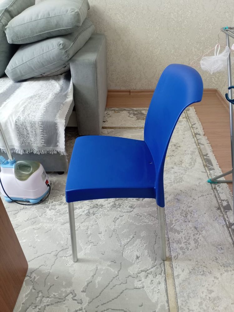 Стол и стулья