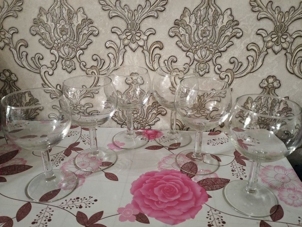 Бокалы для вина, блюда стеклянные, салатник, чайные пары, бокалы стекл