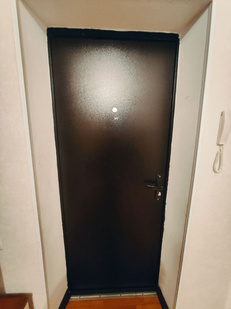 Продам входную металлическую дверь