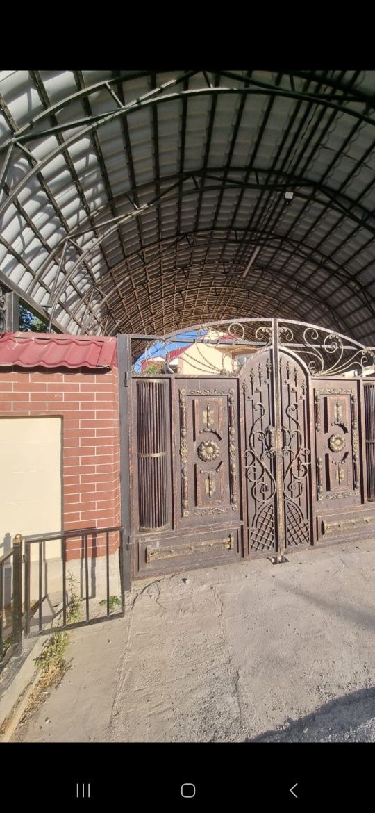 Продаётся дом с постройкой