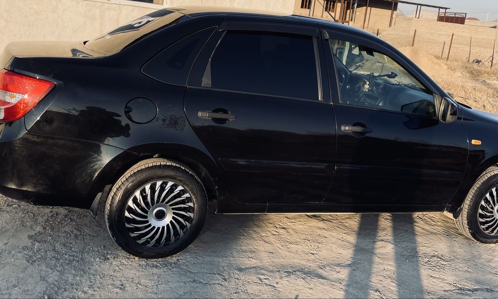 Lada granta автомат. Жағдайы жақсы. Конёр, пеш істейді.4 есік обесщума