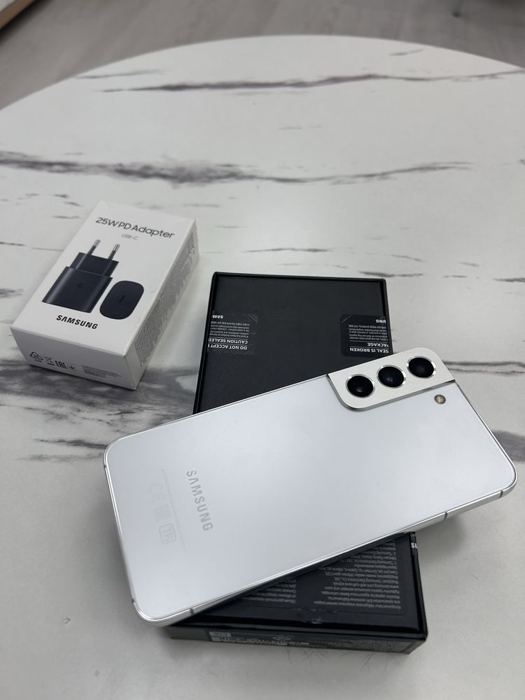 Samsung s22 в хорошем состоянии, пользовалась девушка. Аккуратно