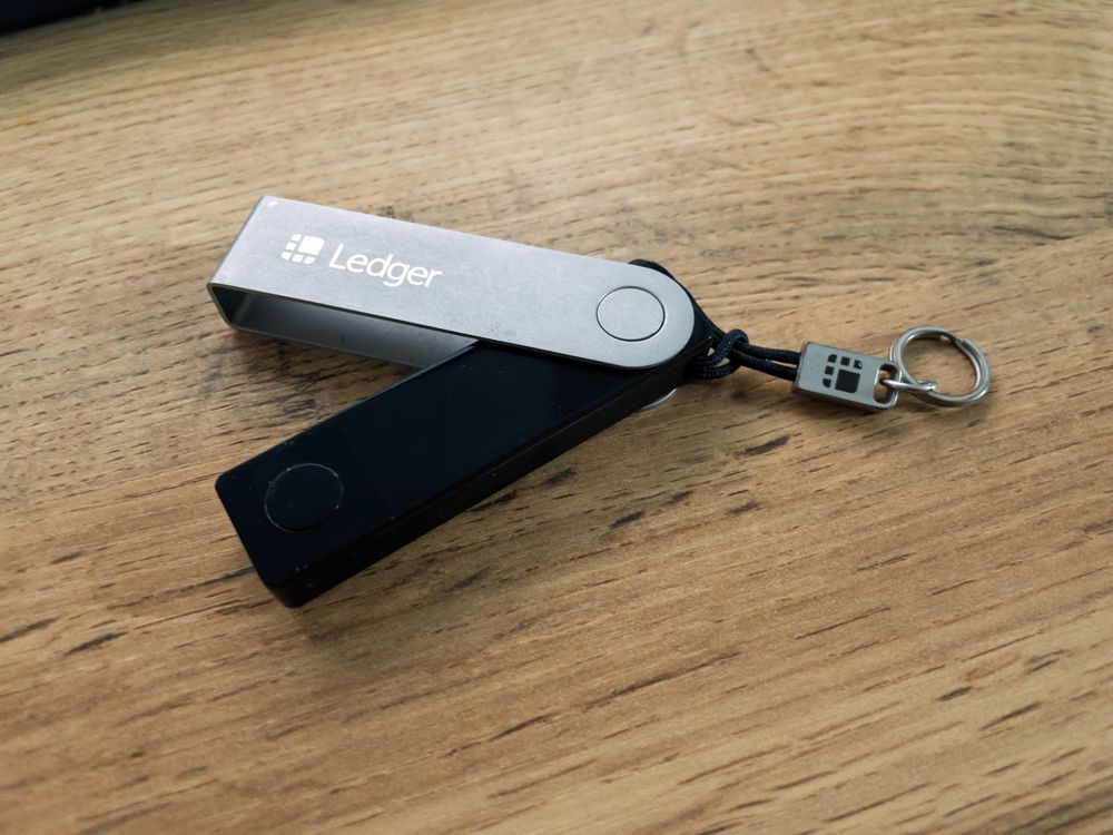 Аппаратный кошелек Ledger Nano X