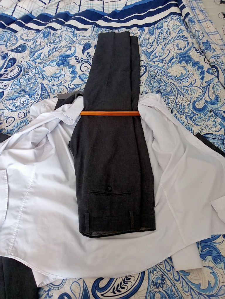 Продам костюм тройка