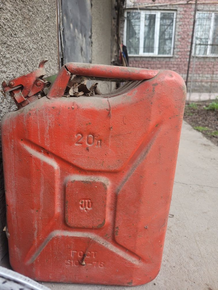 Железные канистры 20 литров за 5 000 тг.