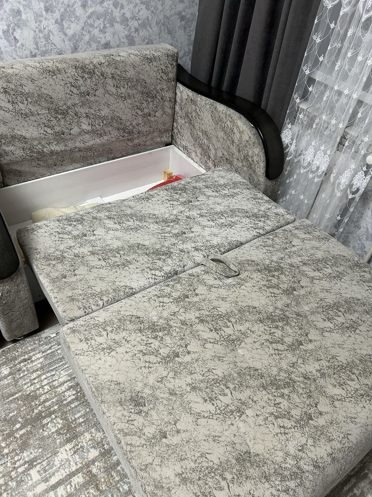 Продам диван с подушками