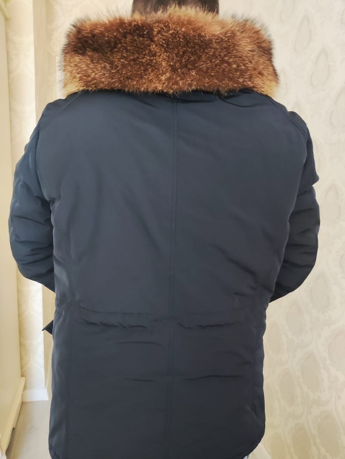 Продам зимнюю куртку с мехом