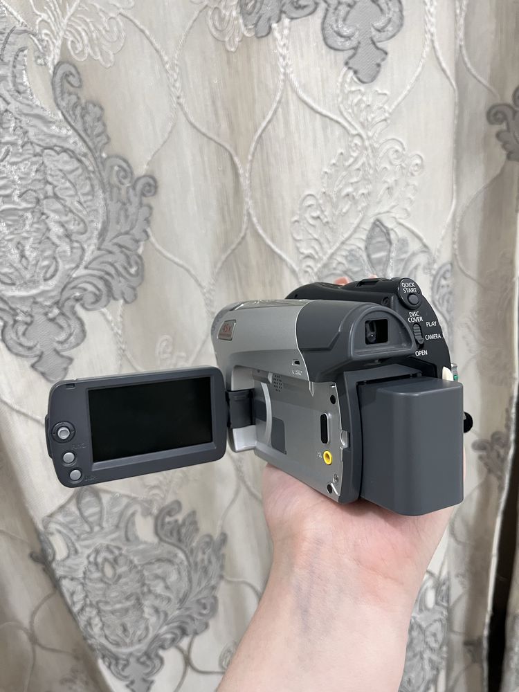 Видеокамера Canon DC320