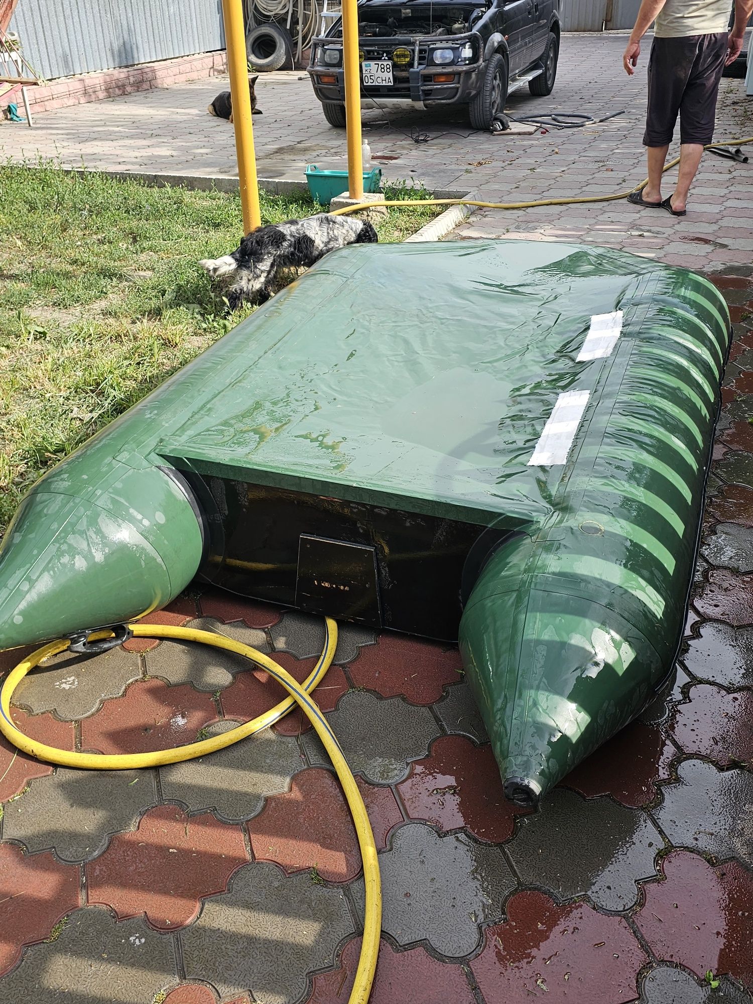 Надувная лодка с металлическим дном и лодочный двигатель меркурий