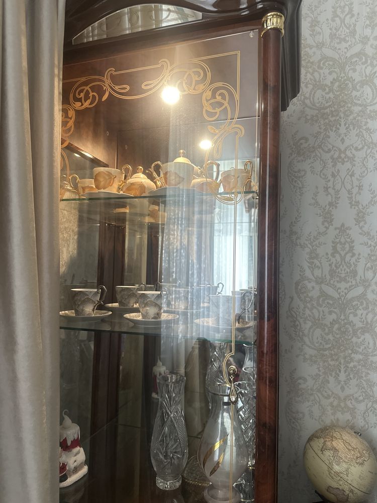 Продантся витрина и комод отличного качества в гостиную