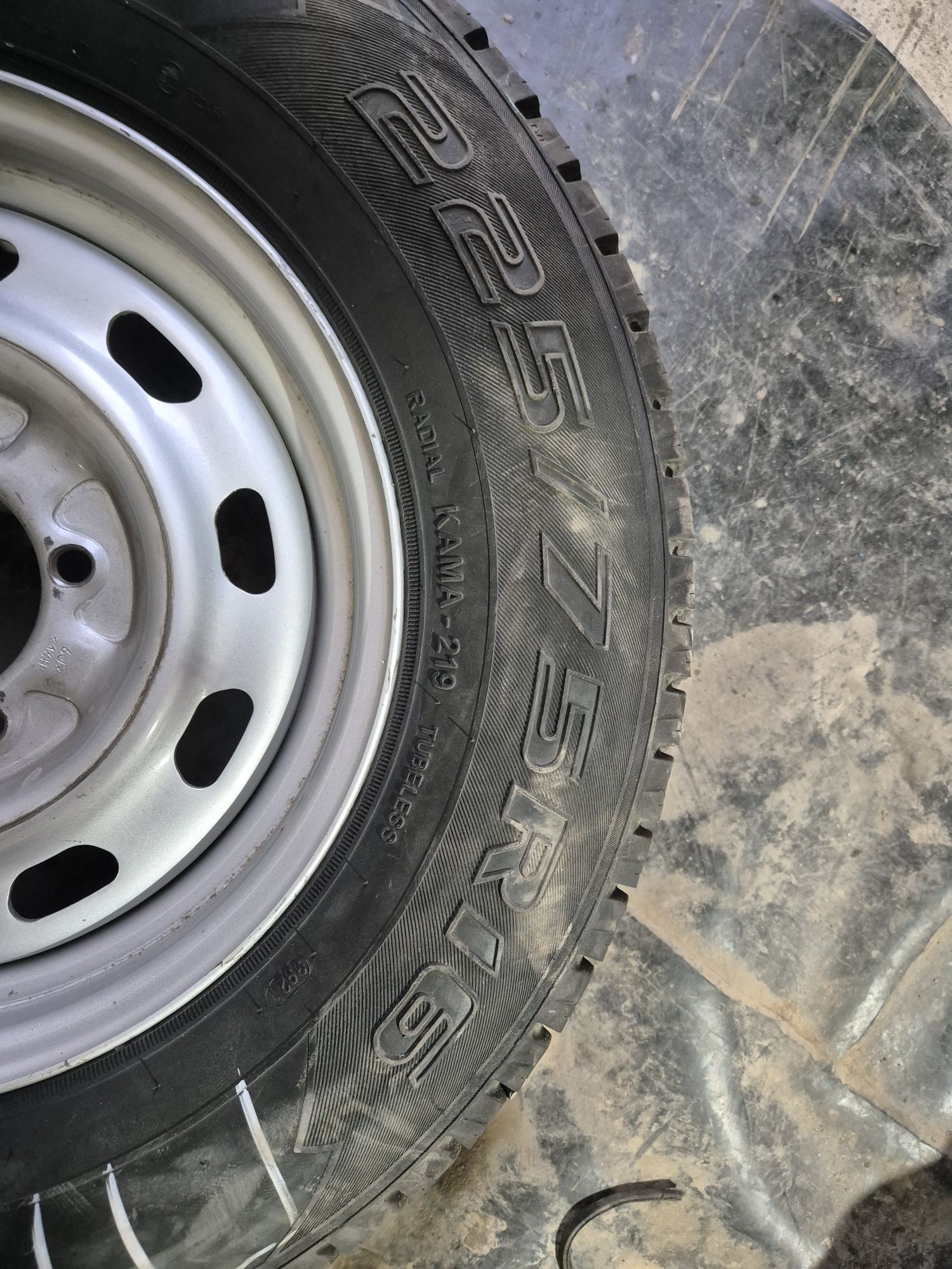 Продам  шины  225/75 R16