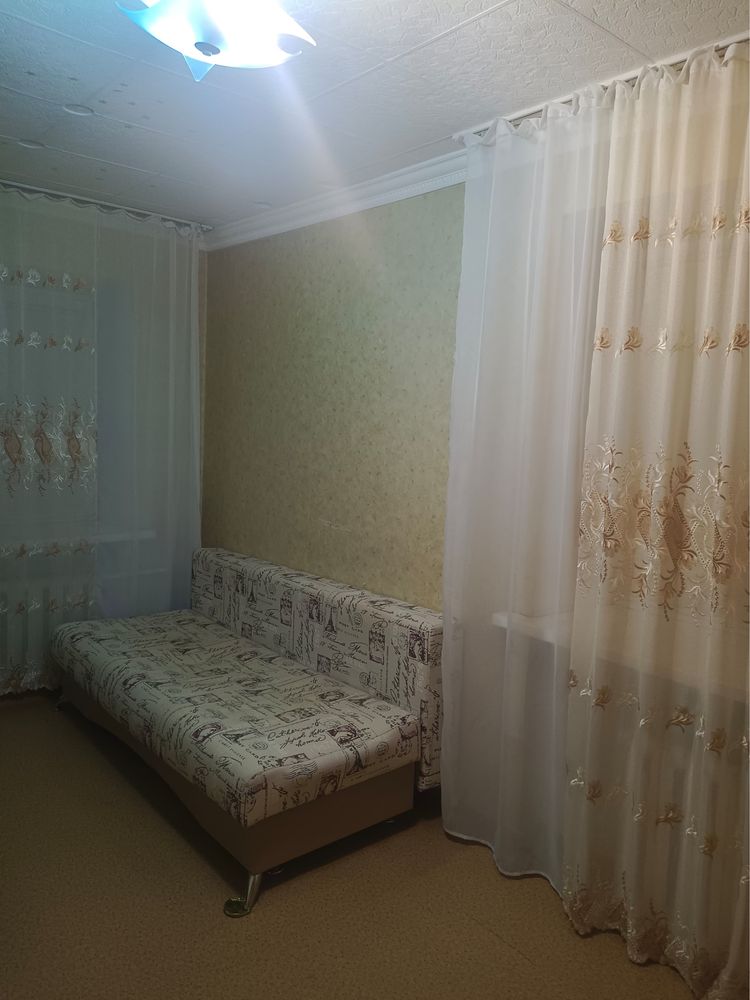 Продам мебель:деревянный сервант (горка),диван и 2 кресла, тахта, стол