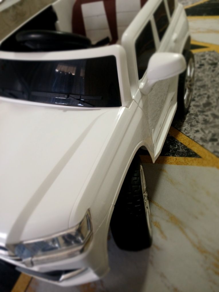 Детский электромобиль Toyota 200 189 белый