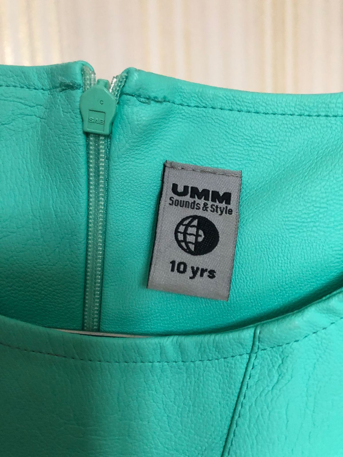 Кожанное модное платье для девочки 10 лет
Цвет приятный бирюзовый
Дочк