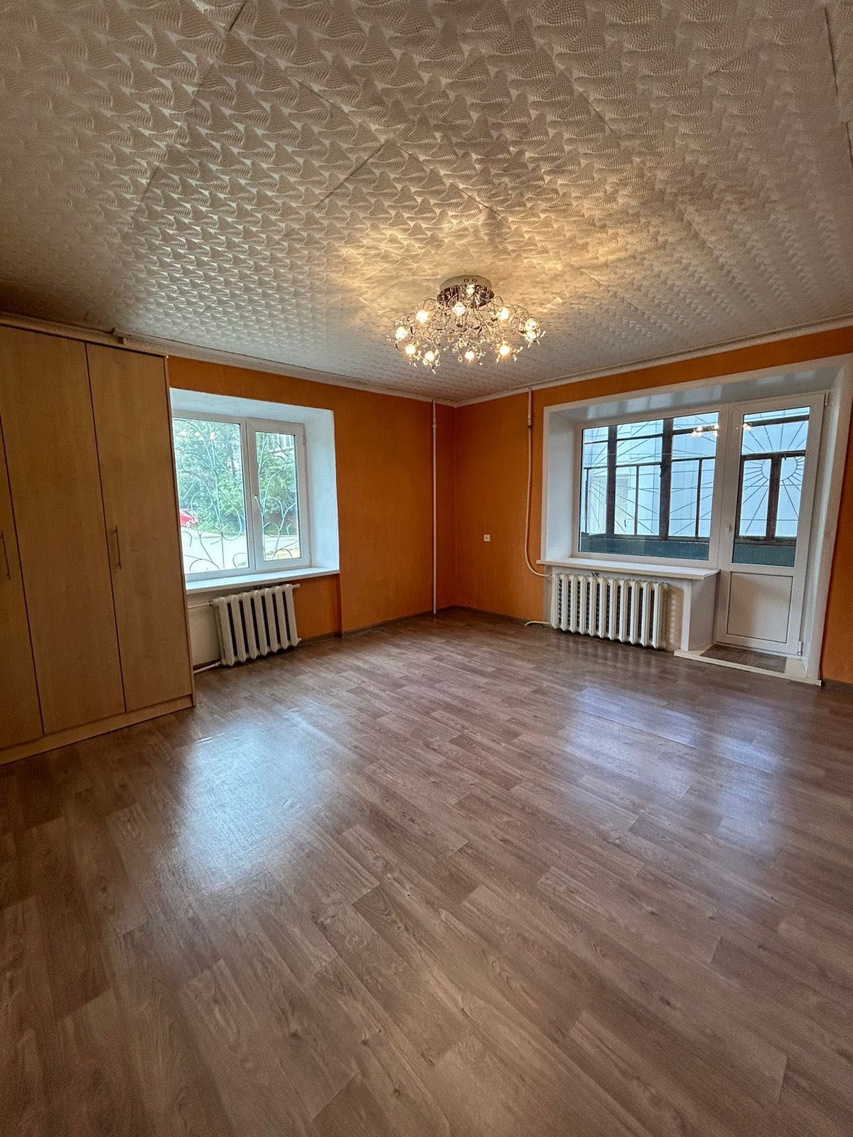 Продам квартиру трехкомнатную