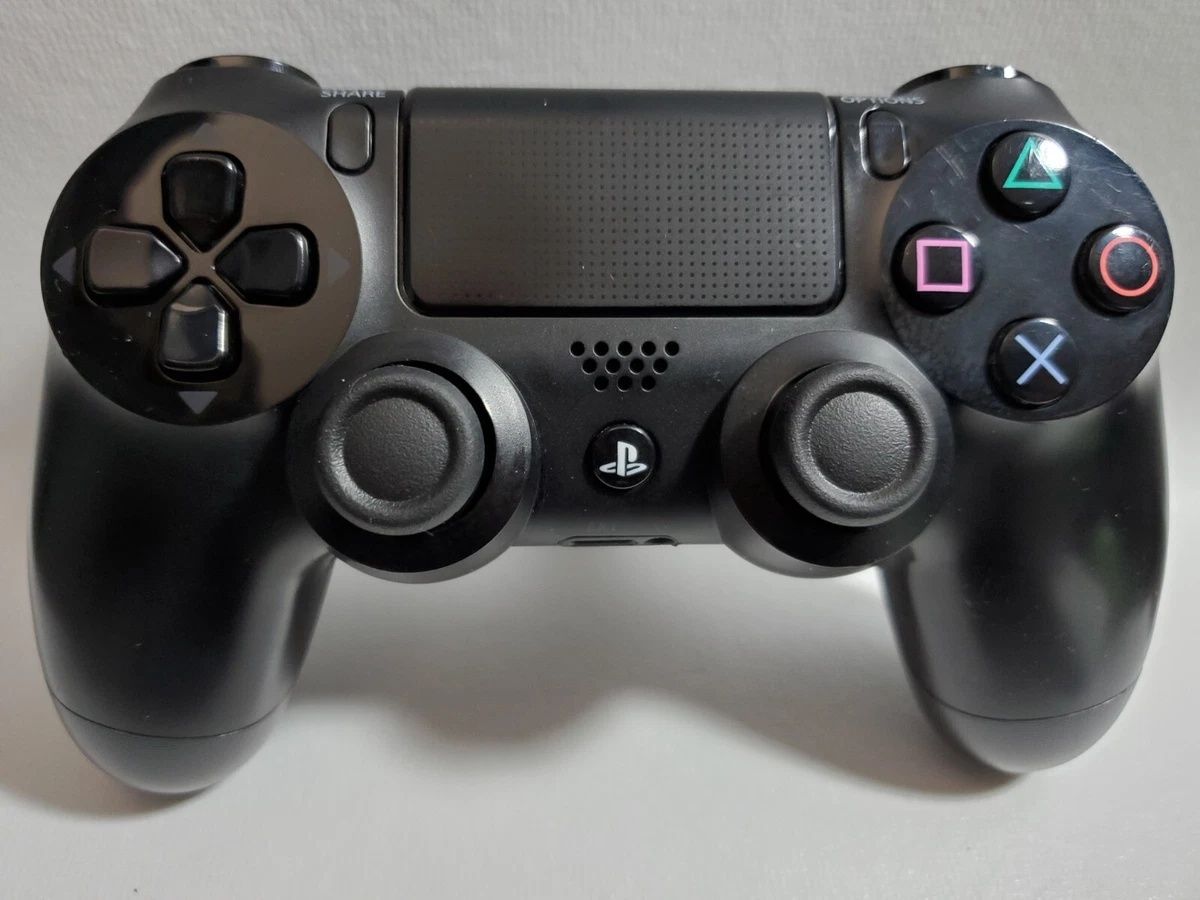 черный геймпад DualShock для PS4