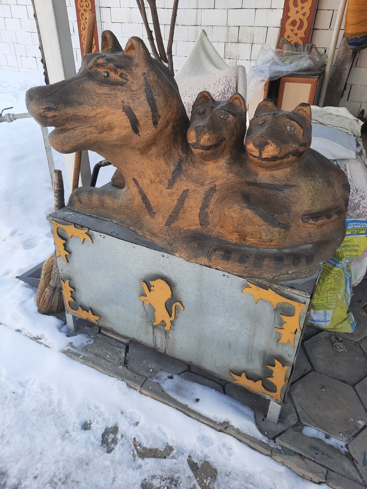 Скульптура Тигрица и два тигренка